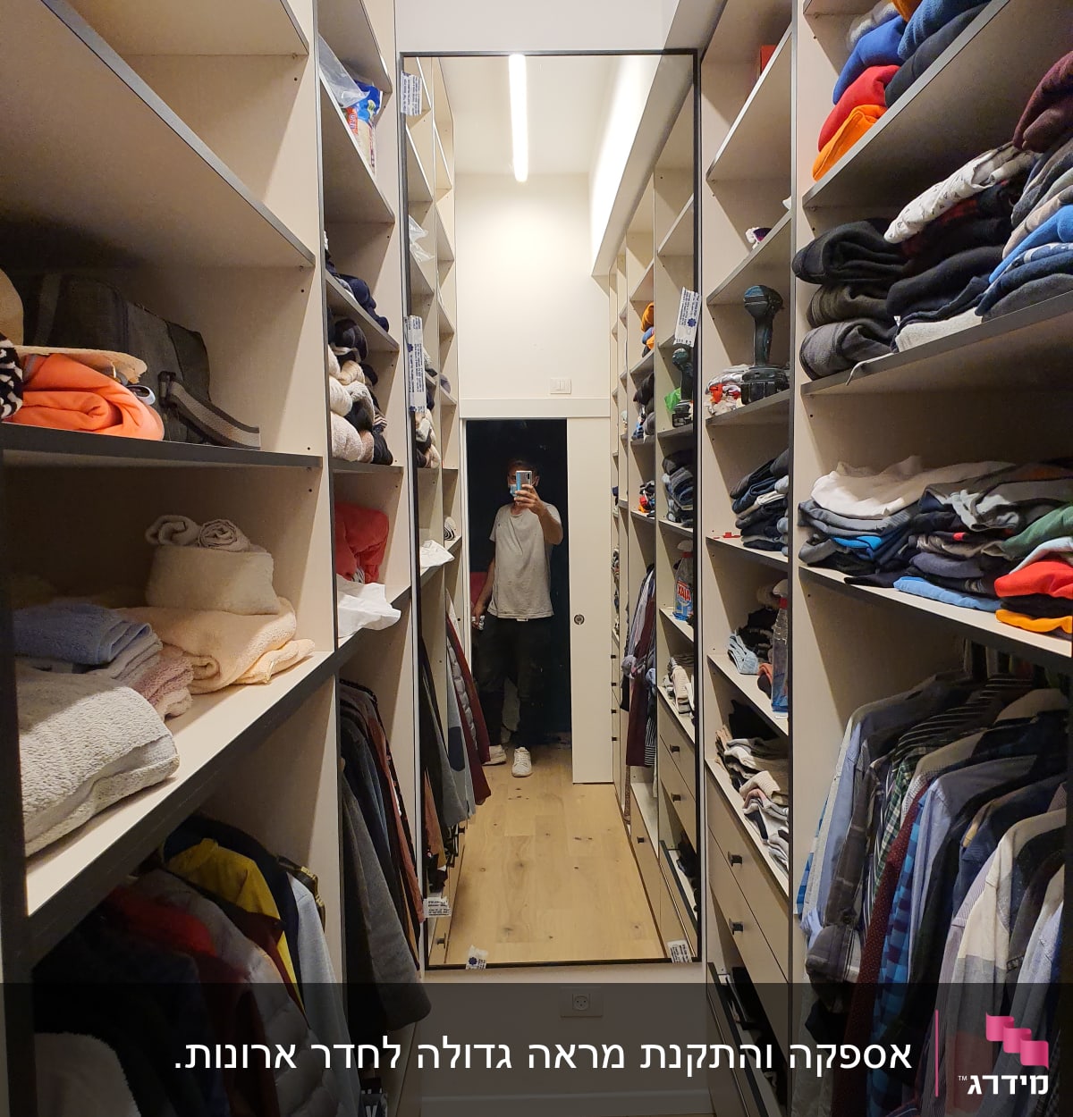 מראה גדולה על קיר בחדר ארונות